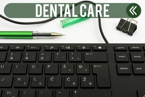 手書きテキスト歯科ケア 健康的な歯のビジネスアプローチの維持または将来のコンピュータキーボードとシンボルのためにそれをきれいに保つために — ストック写真