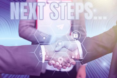 Sonraki Adımları sunan metin başlığı, İşletme yaklaşım numarası başarılı takım çalışmasını sembolize eden yenilikçi plan fikirlerini sunan güncel bir planlama sonrasında yapılacak.