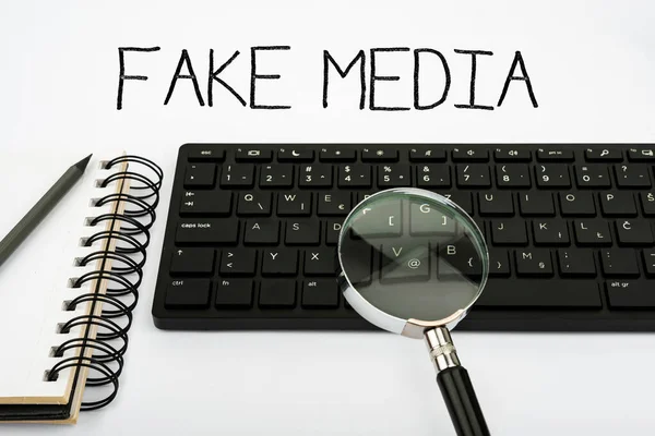 手写符号Fake Media Business Approach 虚假媒体 商业途径 一个由破产人组成的组织 我们不能依赖计算机键盘和符号 — 图库照片