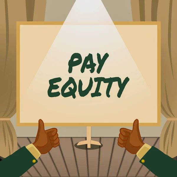 写文章 展示薪酬平等概念 意思是消除工资制度中的性别和种族歧视 手心携同便笺提交图 — 图库照片