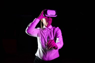 Vr Kulaklıkla Kadın Kalem Tutuyor.