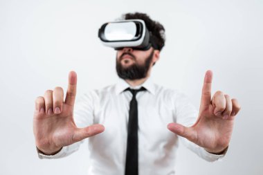 Vr gözlüklü adam ve eller arasında önemli mesajlar sunuyor..