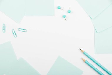 Önemli Mesajlar Notlarda Etrafa Notlar, İğneler ve Kalemlerle Sunuldu.