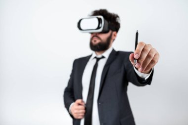 Vr gözlük takan ve güncel güncellemelere kalemle işaret eden adam.