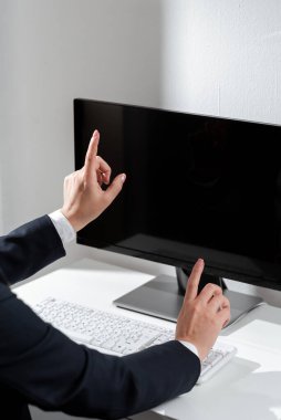 İş kadını önemli mesajları iki parmağıyla işaret ediyor..