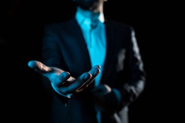 İş adamı, önemli bilgileri elinde tutuyor ve sunuyor..