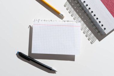 Masaya Kalem ve Not Defteri ile Önemli Mesaj Yazıldı.