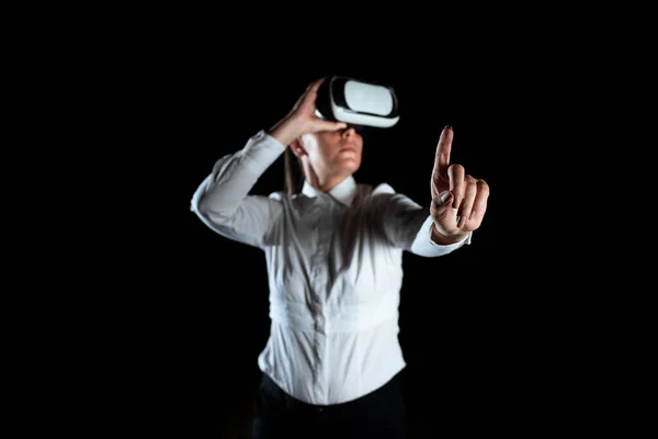 Businesswoman Wearing Headset Enjoying Virtual Reality Simulator — Φωτογραφία Αρχείου