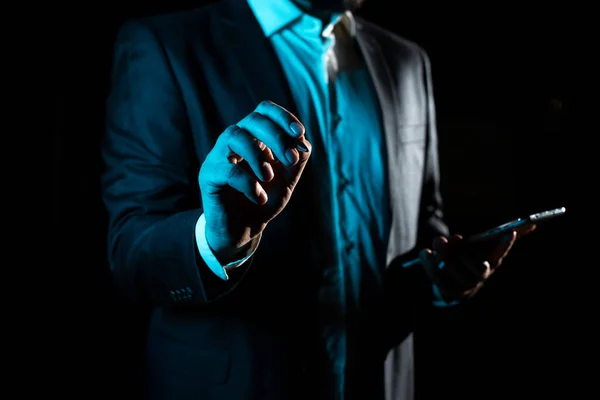 Бізнесмен Вказує Важливі Нещастя Одним Пальцем — стокове фото
