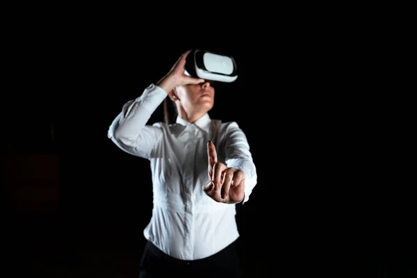 Businesswoman Wearing Headset Enjoying Virtual Reality Simulator — Foto Stock