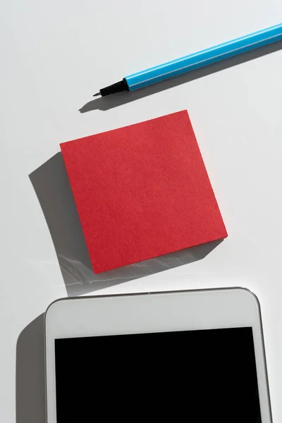 Important Message Presnted Sticky Note Desk Pen Mobile Phone — Fotografia de Stock
