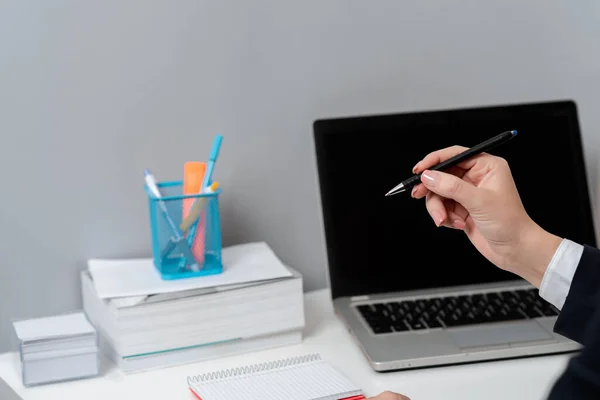 Businesswoman Pointing Pen Important Announcememts — Stock fotografie