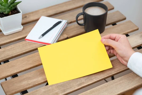 Businesswoman Holding Important Informations Written Paper — Photo