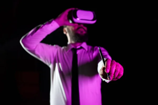 Man Holding Pen Professional Training Virtual Reality — Φωτογραφία Αρχείου