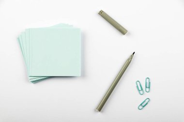 Masadaki yapışkan notlarda ataç ve raptiyeli önemli mesajlar.