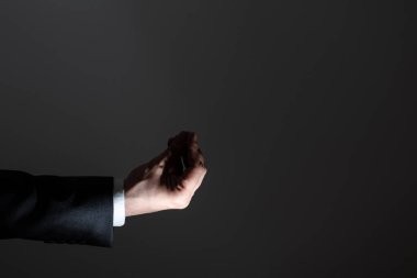 İşadamı Önemli Bilgileri Tek Parmakla Gösteriyor.