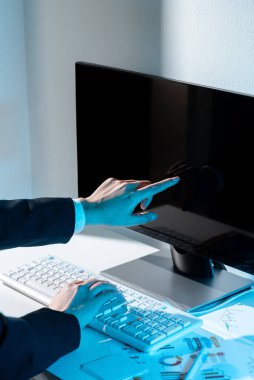 İş kadını, bilgisayarda tek parmağıyla önemli bir bilgiyi işaret ediyor..