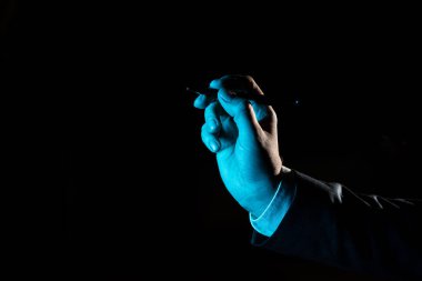 İş adamı elinde kalemle önemli bilgilere işaret ediyor..