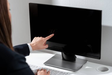 İş kadını, bilgisayarda tek parmağıyla önemli bir bilgiyi işaret ediyor..