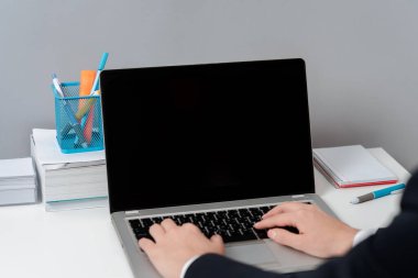 İş kadını Masadaki Üst Klavyede Son Güncellemeleri Yazıyor.