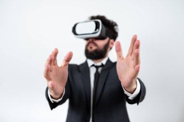 Vr gözlüklü adam ve eller arasında önemli mesajlar sunuyor..