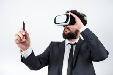 Vr gözlük takan ve güncel güncellemelere kalemle işaret eden adam.