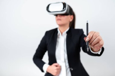 Vr gözlük takan ve güncel güncellemelere kalemle işaret eden kadın.