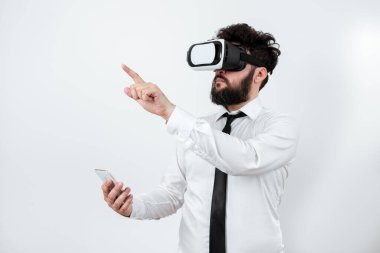 Adam cep telefonunu tutuyor, Vr gözlük takıyor ve yeni bir fikri işaret ediyor..