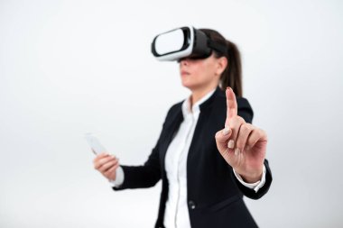 Cep telefonu tutan, Vr gözlük takan ve yeni bir fikri olan bir kadın..