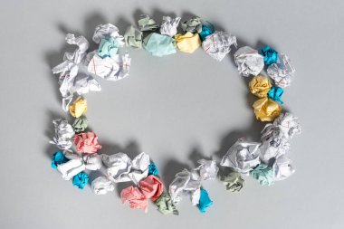 Kağıt ambalajları, içinde acımasız bir duyuru ile daire içine alındı..