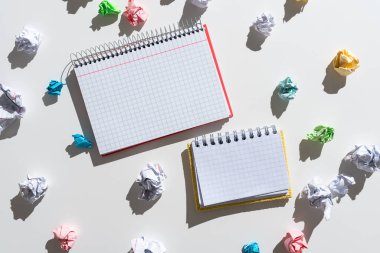 Önemli Mesajları olan Not Defterleri Kağıt Paketlerle çevrili.