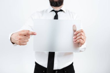 Man Holding Pankart Sunar İlerleme İçin Önemli Stratejiler.