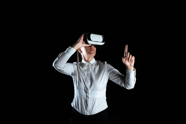 Businesswoman Wearing Headset Enjoying Virtual Reality Simulator — Foto Stock