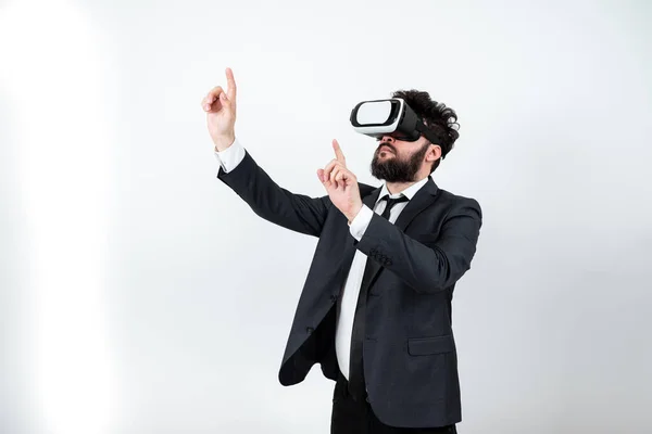 Homem Vestindo Óculos Apontando Mensagens Importantes Com Ambas Mãos — Fotografia de Stock