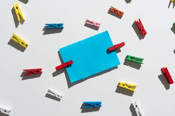 Piece Paper Important Message Surrounded Colorful Paperclips — Fotografia de Stock