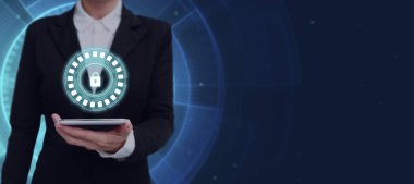 Takım elbiseli kadın elinde kalem tutarak başarılı takım çalışmasını simgeliyor..