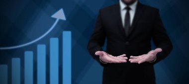 Takım elbiseli kadın elinde kalem tutarak başarılı takım çalışmasını simgeliyor..