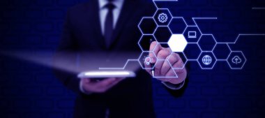 Takım elbiseli iş adamı elinde not defteri tutarak başarılı takım çalışmasını sembolize ediyor..