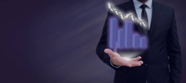 Takım elbiseli adam önemli veri tabloları gösteriyor ve iş hayatında büyüyor..