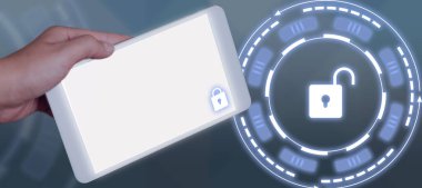 Önemli Bilgileri ve İşaretleri Olan İşadamı Tableti Tutuyor.