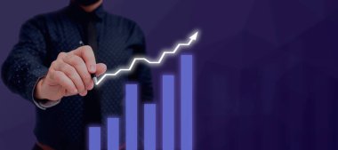 Takım elbiseli kadın elinde kalem tutarak başarılı takım çalışmasını simgeliyor..