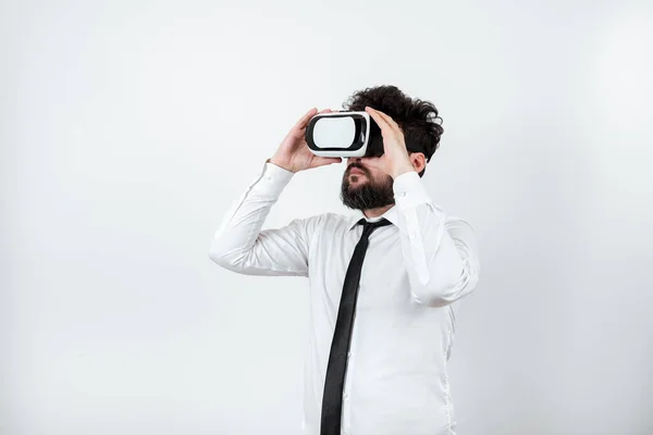 Standing Man Wearing Glasses Presenting Important Messages — Fotografia de Stock