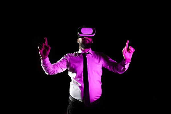 Empresário Usando Simulador Realidade Virtual Gesturing Durante Treinamento — Fotografia de Stock