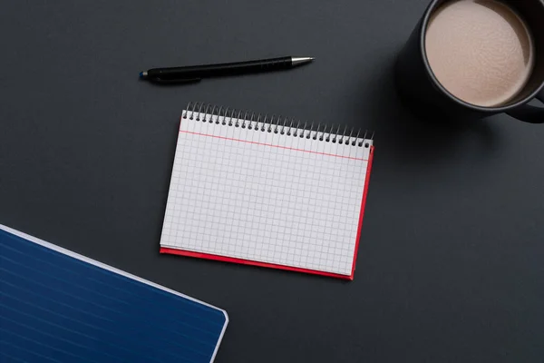 Notizbuch Mit Wichtigen Botschaften Auf Dem Schreibtisch Mit Kaffee Und — Stockfoto