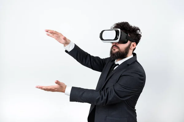 Homem Vestindo Óculos Apresentando Mensagens Importantes Entre Mãos — Fotografia de Stock