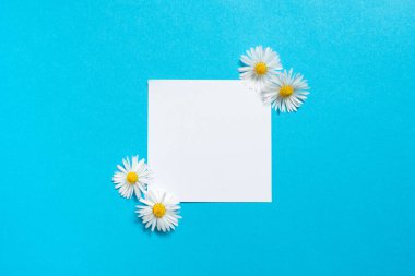 İki Tarafta Çiçekli Önemli Mesajlı Yapışkan Not.