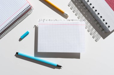 Masaya Kalem ve Not Defteri ile Önemli Mesaj Yazıldı.