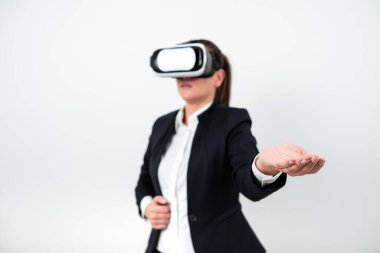 Gözlüklü ve Önemli Mesajları Bir Kol Üzerinde Sunan Kadın.