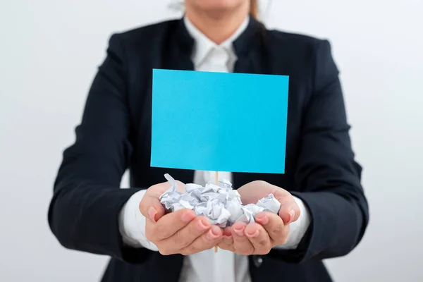 Businesswoman Holding Paper Wraps Important Message Stick — Φωτογραφία Αρχείου