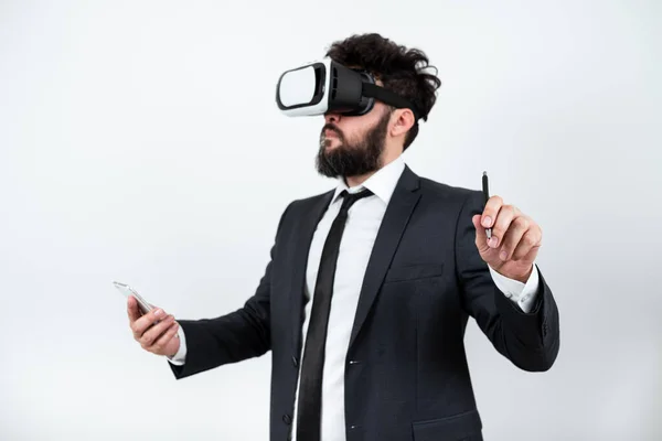 Homem Segurando Telefone Móvel Vestindo Óculos Apontando Para Uma Nova — Fotografia de Stock